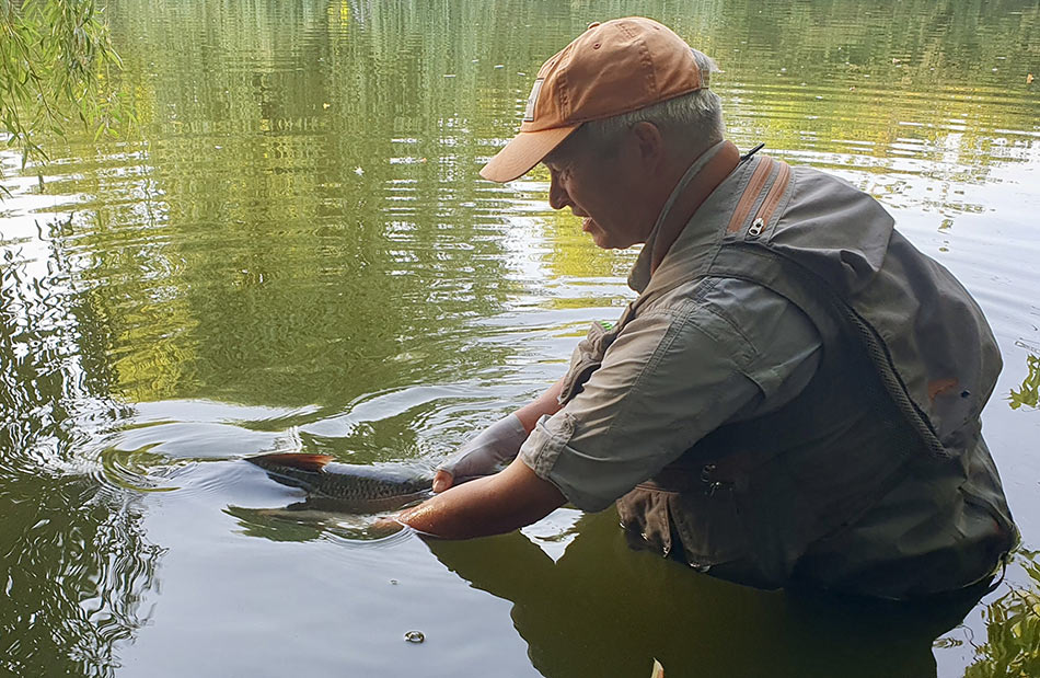 Вэйдерсная экипировка SIMMS позволяет находиться в воде столько, сколько нужно, чтобы выпустить трофей в жизнеспособном состоянии