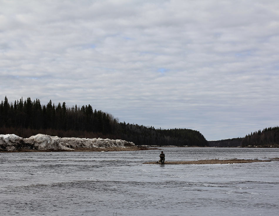 Рыбалка весной начинается тогда, когда по берегам ещё огромные массы не растаявшего снега и льда